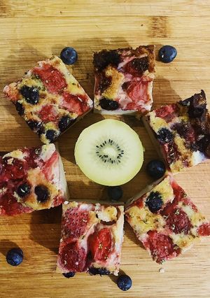 Une photo de Clafoutis fraise 🍓 et myrtille