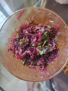 तडका मारके बीट कोशिंबीर (beet koshimbir recipe in marathi) रेसिपी चे मुख्य फोटो