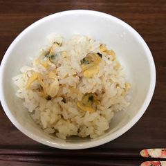 A picture of Cooked rice with clams and deep-fried bean curd (aburaage).