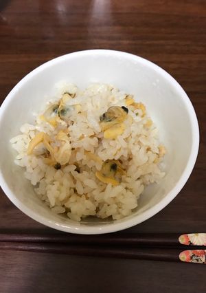 A picture of Cooked rice with clams and deep-fried bean curd (aburaage).