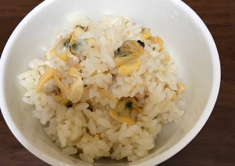 Cooked rice with clams and deep-fried bean curd (aburaage)