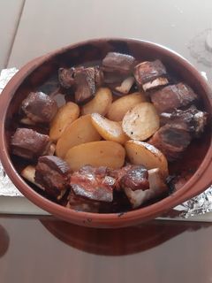 Una foto de Costillas de ternera y patatas al horno