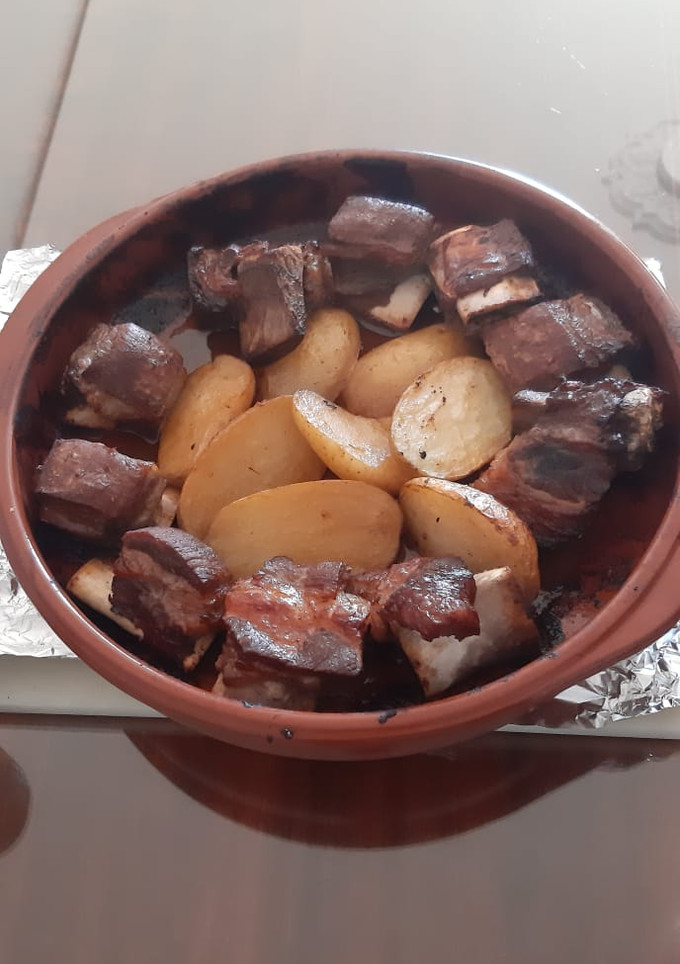 Una foto de Costillas de ternera y patatas al horno