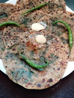 स्टफ्ड पालक का पराठा (Stuffed palak ka paratha recipe in hindi) रेसिपी मुख्य फोटो