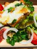 Schnelles Frühstück gefüllte Sandwichs mit Lachs,Spiegelei u. Mozzarella