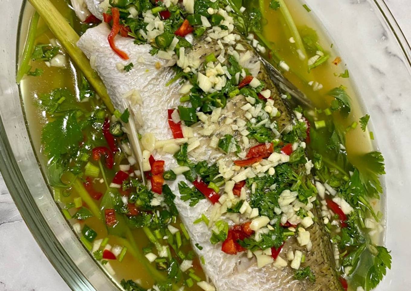 Steamed fish with lime and garlic