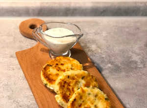 Фото Солёные сырники с сыром и зеленым луком.