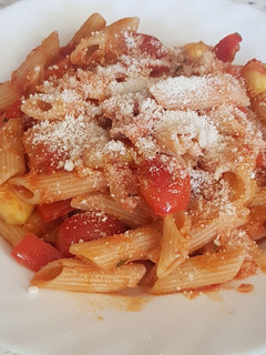 Una foto de Pasta con atún y verduras