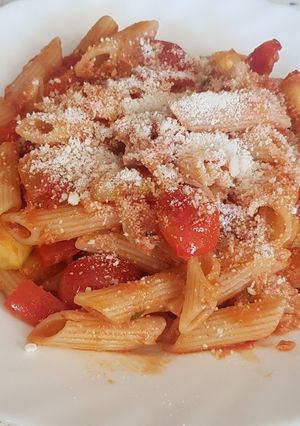 Una foto de Pasta con atún y verduras