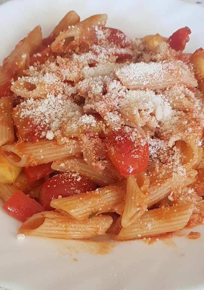 Una foto de Pasta con atún y verduras