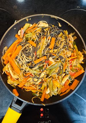Una foto de Fideos con Verduras al Estilo Chino