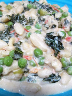 Una foto de Alubias con guisantes y col Kale en salsa picante