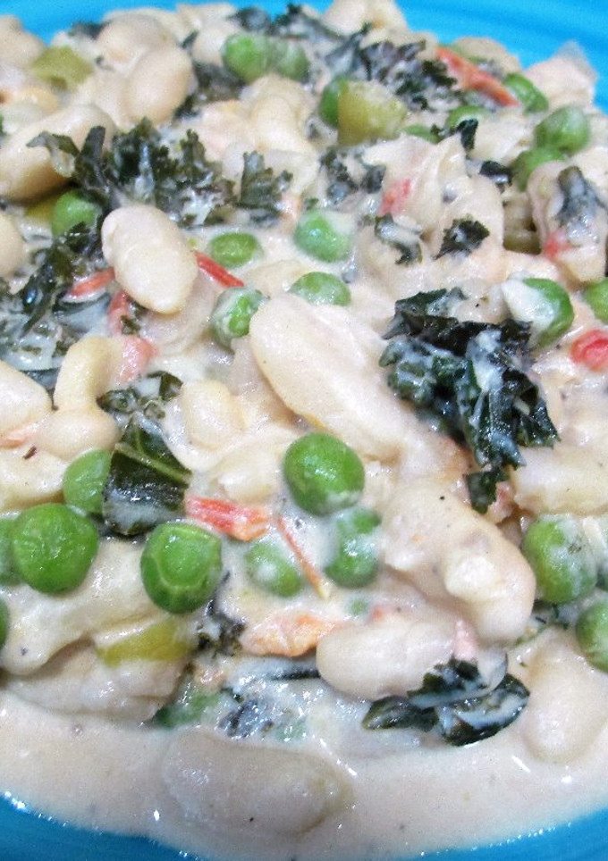 Una foto de Alubias con guisantes y col Kale en salsa picante