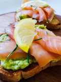 Avocado toast con salmone affumicato