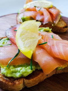 Foto di Avocado toast con salmone affumicato