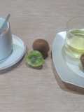Cafe con leche descremada más tostada con aceite más kiwi