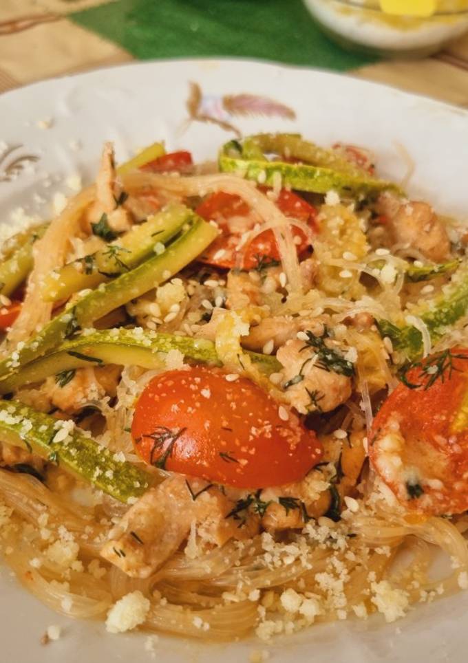 Фунчоза з овочами та куркою