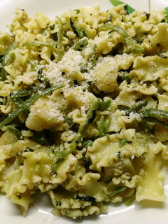 Una foto de Pasta con salsa al pesto y patata