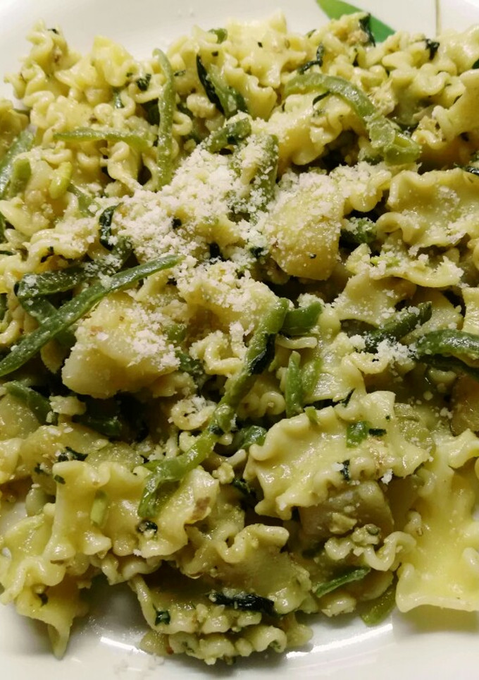 Una foto de Pasta con salsa al pesto y patata