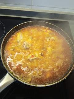Una foto de Pollo caldoso con pollo