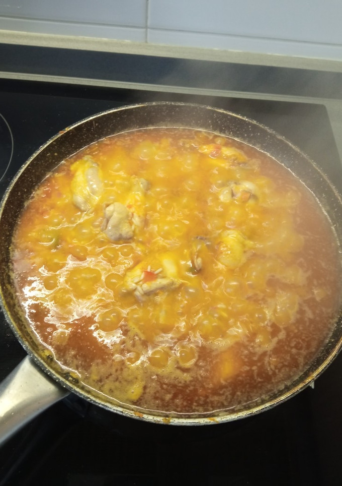 Una foto de Pollo caldoso con pollo