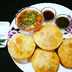 A picture of Urad dal Khasta and Masaledar aloo.