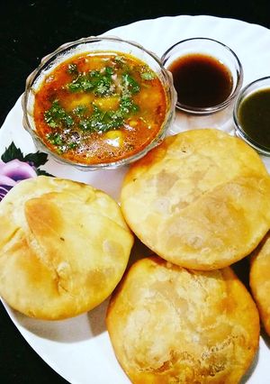 A picture of Urad dal Khasta and Masaledar aloo.
