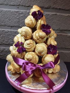 Una foto de Croquembouche