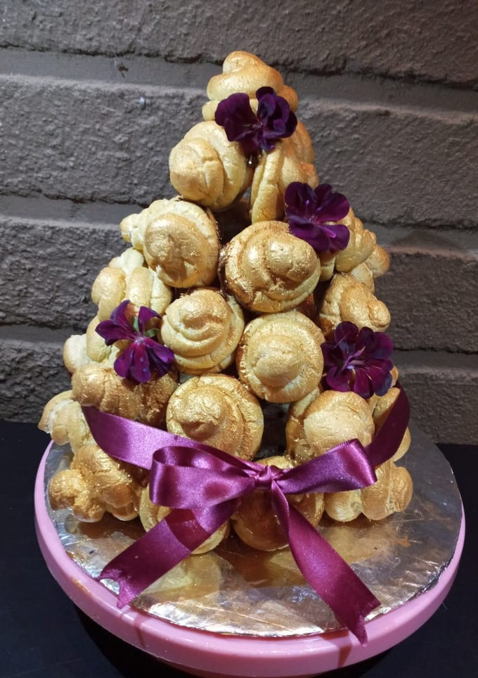 Una foto de Croquembouche
