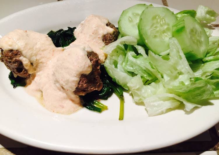 Albóndigas con espinacas y crema de chipotle