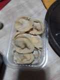Capelettis de cebolla, queso cremoso, pechuga de pollo y aceituna