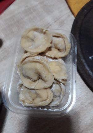 Una foto de Capelettis de cebolla, queso cremoso, pechuga de pollo y aceituna