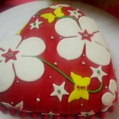 A picture of Delicious strawberry cake.