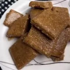A picture of Til Ki Chikki.