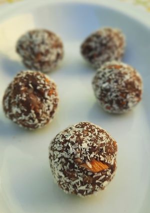 Una foto de Trufas veganas (dátiles y almendras)