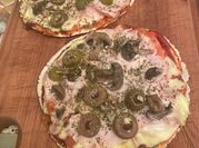 Una foto de pizzeta de jamón