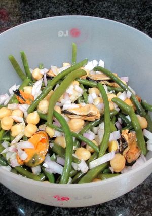 Foto principal de Ensalada de judías verdes redondas con garbanzos y mejillones