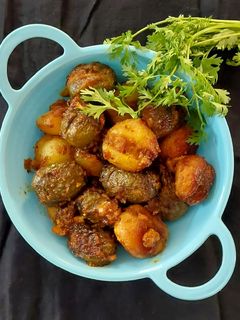 રીંગણાં બટાકા નું લોટ ભરેલું શાક (Ringan Bataka Lot Bharelu Shak Recipe In Gujarati) રેસીપી મુખ્ય ફોટો