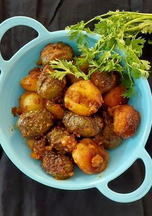 રીંગણાં બટાકા નું લોટ ભરેલું શાક (Ringan Bataka Lot Bharelu Shak Recipe In Gujarati) રેસીપી મુખ્ય ફોટો