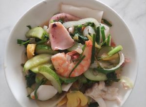 Hình của món Mực, tôm xào chua ngọt.