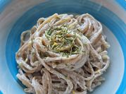 Una foto di pasta con fichi