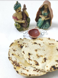 મકાઈ ના રોટલા (Makai Rotla Recipe In Gujarati) રેસીપી મુખ્ય ફોટો
