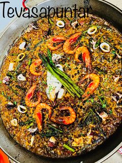 Una foto de Arroz de espárragos trigueros con calamares 🥘 🎋 🦑 🦐
