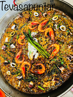 Una foto de Arroz de espárragos trigueros con calamares 🥘 🎋 🦑 🦐