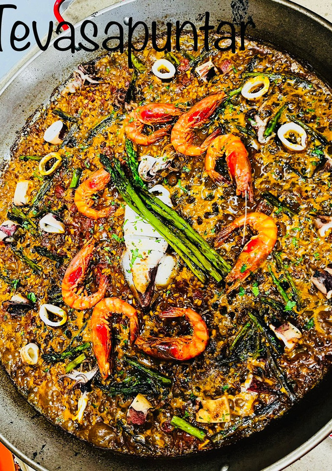 Una foto de Arroz de espárragos trigueros con calamares 🥘 🎋 🦑 🦐