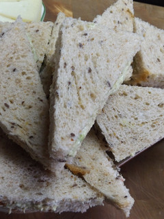Una foto de Sándwiches súper rápidos de atún y aguacate