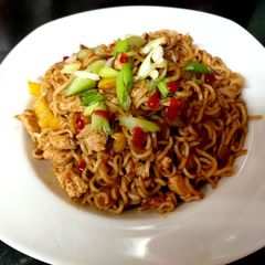 A picture of My Quick Sweet Sriracha Chicken Noodle 💚.