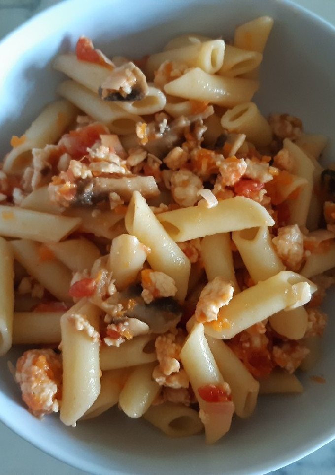 Una foto de Macarrones con pollo y verduras sencillos