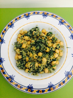 Una foto de Espinacas, quinoa y garbanzos