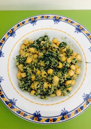 Una foto de Espinacas, quinoa y garbanzos